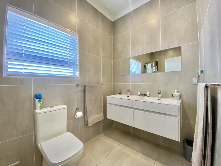 To Let 3 Bedroom Property for Rent in Sandown Western Cape